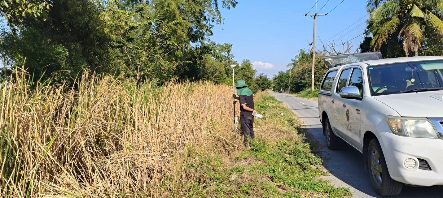 title - กลุ่มงานช่างและแผนที่ โดยนายจักรพงศ์ วรเสฏฐ์ฐากูร นายช่างสำรวจอาวุโส และนายศักดิ์สิทธิ์ พลายระหาร ผู้ช่วยช่างสำรวจ ดำเนินการรังวัดถนนในซอยปฏิรูป 11 กลุ่มที่ 152 ตามคำขออนุญาตใช้ที่ดินเพื่อกิจการสาธารณูปโภคในเขตปฏิรูปที่ดิน ขององค์การบริหารส่วนตำบลบึงชำอ้อ  อำเภอหนองเสือ จังหวัดปทุมธานี